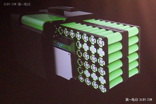 新能源車彎道超車的口號喊出了很久，前方仍然看得到特斯拉、寶馬、豐田等一眾國外友商，雖然不能說我們在苦苦追趕，但是在競賽的一開始我們就沒有什么看家法寶來打造企業(yè)的護城河，不像特斯拉有自己獨特的電池裝配工藝和電池管理技術，寶馬有多年的汽車設計和制造經(jīng)驗，豐田除了電動車還有氫燃料車，那么在以后的競賽過程中，如果還沒能建立起獨特的優(yōu)勢，超車的可能性是越來越渺茫。 產(chǎn)品的優(yōu)勢建立有兩個基本方向，技術(性能)和價格。隨著制造的全球化，非資源類產(chǎn)品的價格即成本優(yōu)勢很容易被瓦解，更容易(相對來說)也更應該努力的方向是發(fā)展技術優(yōu)勢，建立產(chǎn)品的獨特性。號召從“中國制造”升級為“中國智造”也就是這個道理?；仡檭热紮C車的發(fā)展歷史，各個品牌的小汽車都有著令我們印象深刻的特點表訴。沃爾沃----安全、奔馳----高貴大氣、寶馬----年輕驕傲、豐田----省油耐用、大眾----低調可靠。毫無疑問，上述品牌在電動車領域仍然會試圖延續(xù)他們的品牌特色，繼續(xù)借助已經(jīng)建立的優(yōu)勢。 幸運的是，電動汽車雖然也是汽車，但是畢竟和內燃機車有很大不同。電動汽車比內燃機車出現(xiàn)要早，卻要到100多年后的今天才開始漸熱就是因為這個很大的不同，那就是電動汽車直到今天，才開始進入實用階段(相比內燃機車)。在這個實用階段完全成熟之前，過去內燃機時代品牌的影響力不能說完全沒有，但是已經(jīng)被大大削弱了。想買電動汽車的人，首先關心的是可靠性怎樣，續(xù)航里程多少，而不是象買內燃機車，客戶是先有明確的品牌指向的。特斯拉，一個成立僅幾年的企業(yè)，能在電動汽車領域異軍突起也說明了這一點。電動汽車的品牌，基本上要從零開始建立。 那么，在電動汽車這個產(chǎn)業(yè)里，哪些技術是適合我們重點發(fā)展呢？電動汽車基本的是能量系統(tǒng)和運動系統(tǒng)，也就是電池、電機和電控。所謂實用和可靠，就是這幾方面組合的性能，配合基礎設施，能夠達到或基本達到內燃機車的低性能。電機和電控因為自發(fā)明出來就一直在使用一直在改進，經(jīng)過這么多年已經(jīng)很成熟了，性能再提高1%、2%需要付出很大的成本；電池基本上是材料科學，屬于基礎研究領域，中國企業(yè)在這方面優(yōu)勢不大，而且從實驗室到商業(yè)化路途漫長，顛覆式的創(chuàng)新無法期待。剩下的就只有應用技術了，電動汽車目前大的問題是安全和續(xù)航里程問題，都集中在電池這塊，不管是何種類型的鋰電池，成組串聯(lián)使用都會帶來巨大問題，2015年以來各地的電動公交大巴起火爆炸就是一個例證，以后的幾年這類事故將是高發(fā)期，因為電池使用了幾年而沒有得到很好的維護，危險概率逐日升高。這個問題目前解決的關鍵就是BMS(電池管理系統(tǒng))，特斯拉也是因為獨特的BMS而越過了實用這個門檻。 中國電動汽車要彎道超車 BMS必須攻克 BMS，電池管理系統(tǒng)，是一個本世紀才誕生的新產(chǎn)品。因為電化學反應的難以控制和材料在這個過程中性能變化的難以捉摸，所以才需要這么一個管家來時刻監(jiān)督調整限制電池組的行為，以保障使用安全。觀察現(xiàn)在的BMS，難說哪家的產(chǎn)品已經(jīng)馴服了鋰電池組，包括特斯拉(表現(xiàn)稍好，但是繁復的接線和高成本的工藝都應該還有優(yōu)化的空間)。可以說，在BMS面前，中國企業(yè)和國外企業(yè)是站在同一起跑線上。尤其是中國，有著電動汽車的大市場，這是一個天然的優(yōu)勢。得BMS者得先機，BMS成熟之日，就是電動汽車市場疾馳之時。 中國電動汽車想要彎道超車，BMS必須攻克。